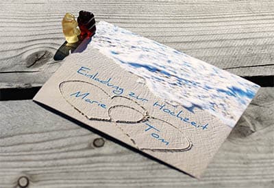 Foto von einer Einladungskarte auf dem zwei verliebte Gummibärchen stehen